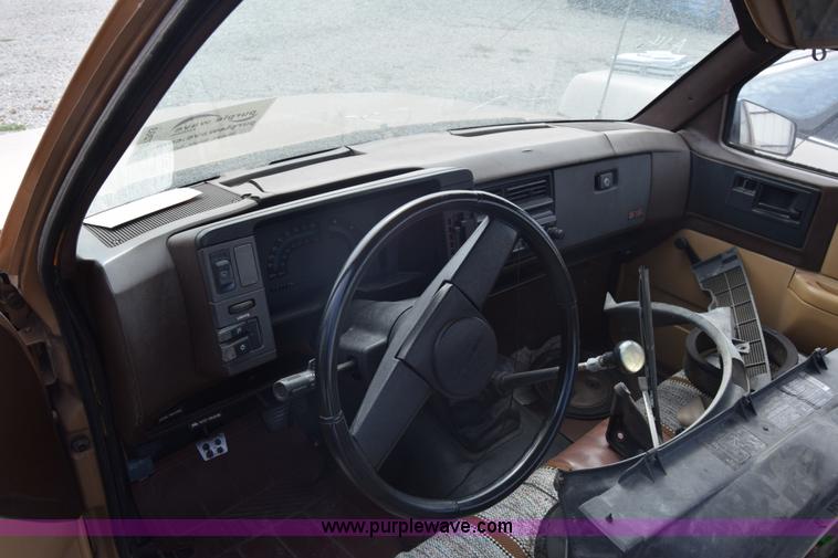 image for item J7203 1987 Chevrolet S10 pickup truck