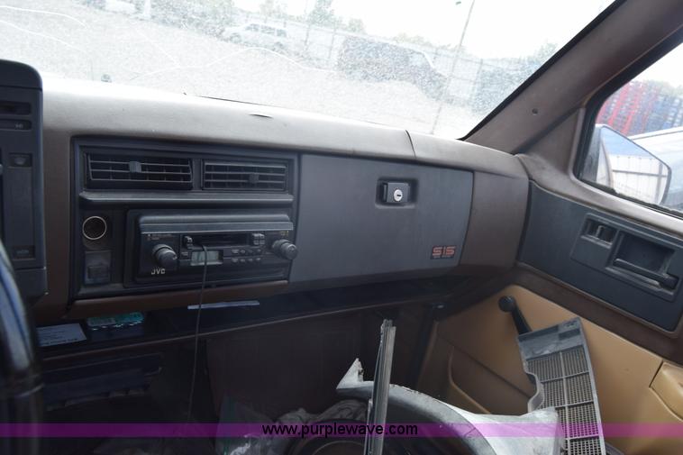 image for item J7203 1987 Chevrolet S10 pickup truck