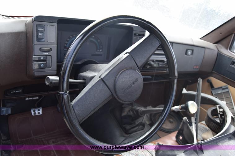 image for item J7203 1987 Chevrolet S10 pickup truck