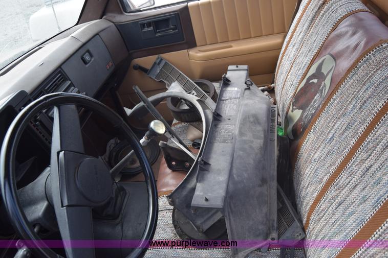 image for item J7203 1987 Chevrolet S10 pickup truck