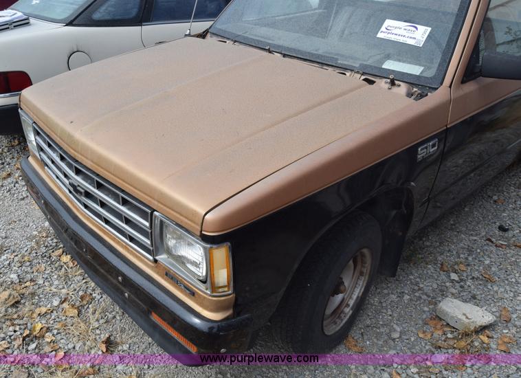 image for item J7203 1987 Chevrolet S10 pickup truck
