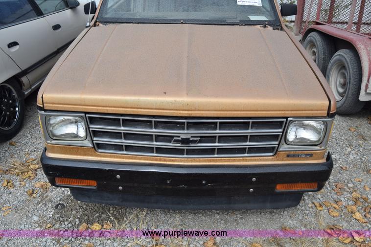 image for item J7203 1987 Chevrolet S10 pickup truck