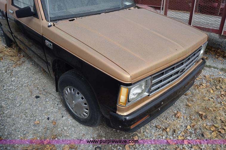 image for item J7203 1987 Chevrolet S10 pickup truck