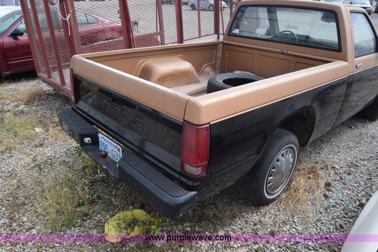 image for item J7203 1987 Chevrolet S10 pickup truck