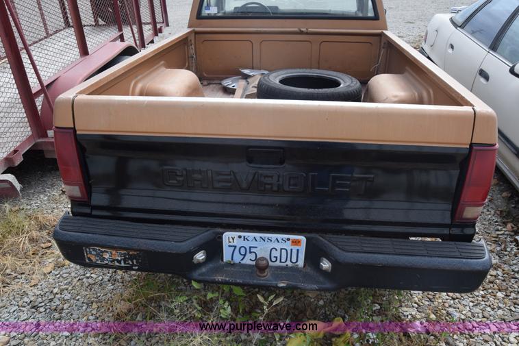 image for item J7203 1987 Chevrolet S10 pickup truck