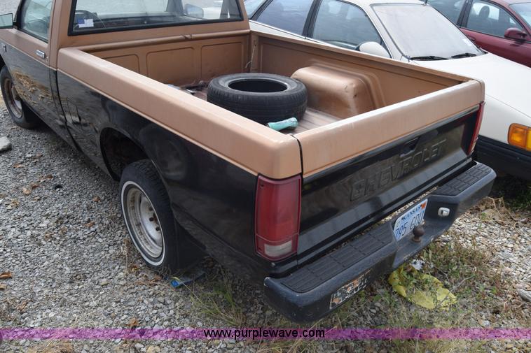image for item J7203 1987 Chevrolet S10 pickup truck
