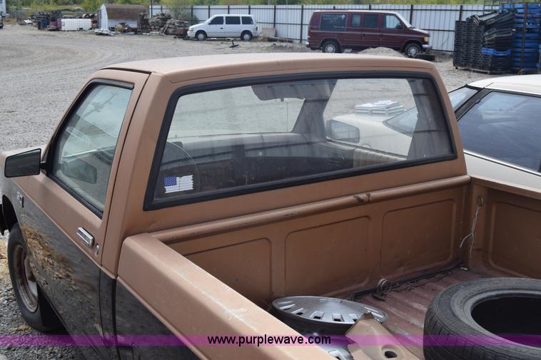 image for item J7203 1987 Chevrolet S10 pickup truck