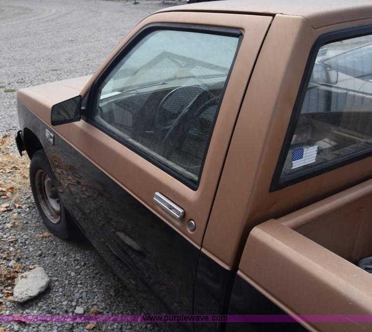 image for item J7203 1987 Chevrolet S10 pickup truck