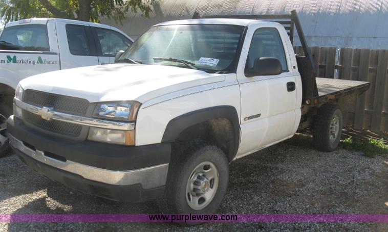 image for item J7879 2004 Chevrolet Silverado 2500HD flatbed pickup truck