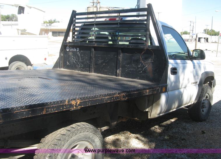 image for item J7879 2004 Chevrolet Silverado 2500HD flatbed pickup truck