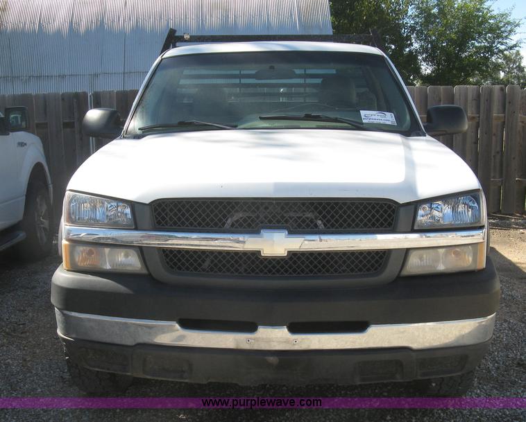 image for item J7879 2004 Chevrolet Silverado 2500HD flatbed pickup truck