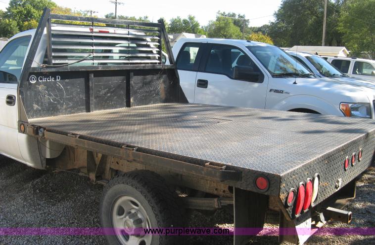 image for item J7879 2004 Chevrolet Silverado 2500HD flatbed pickup truck