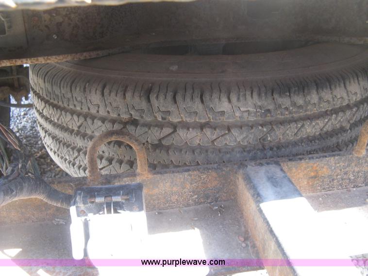 image for item J7879 2004 Chevrolet Silverado 2500HD flatbed pickup truck