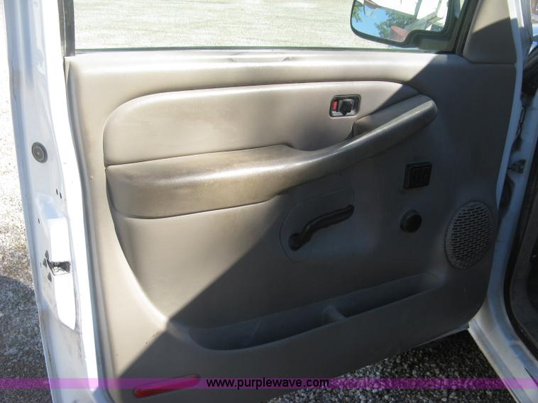 image for item J7879 2004 Chevrolet Silverado 2500HD flatbed pickup truck