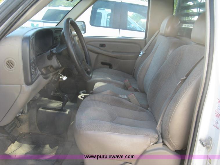 image for item J7879 2004 Chevrolet Silverado 2500HD flatbed pickup truck