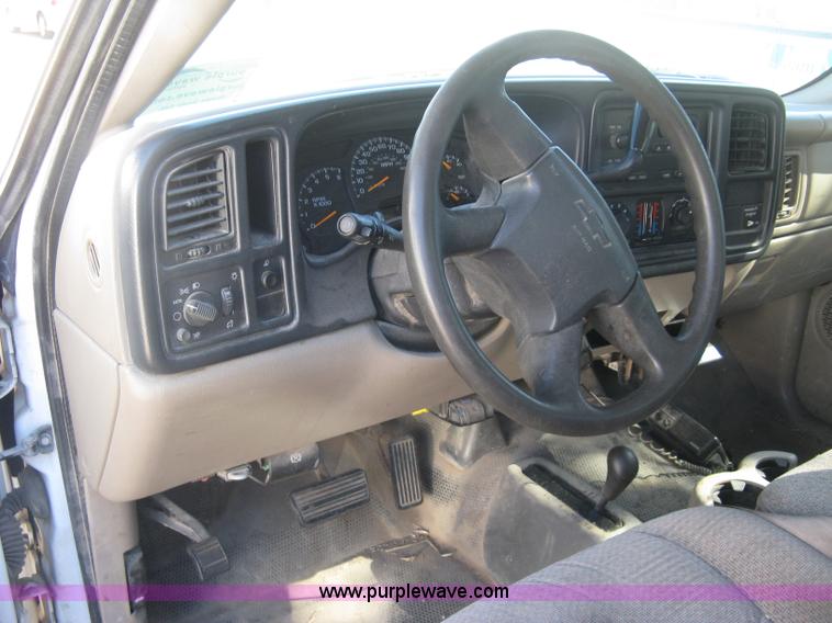 image for item J7879 2004 Chevrolet Silverado 2500HD flatbed pickup truck