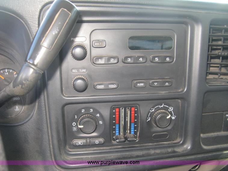 image for item J7879 2004 Chevrolet Silverado 2500HD flatbed pickup truck