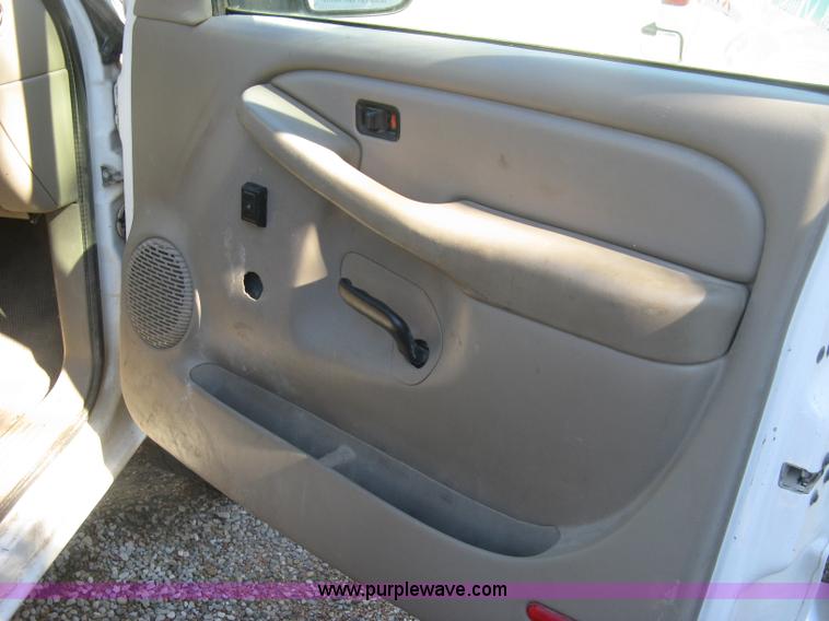 image for item J7879 2004 Chevrolet Silverado 2500HD flatbed pickup truck