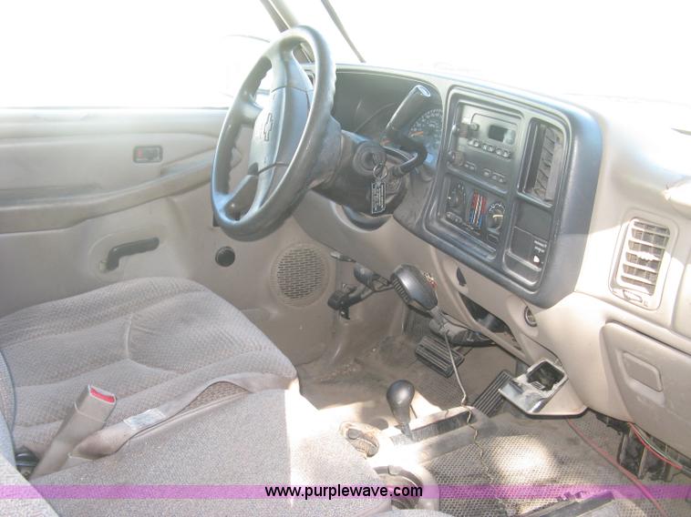 image for item J7879 2004 Chevrolet Silverado 2500HD flatbed pickup truck