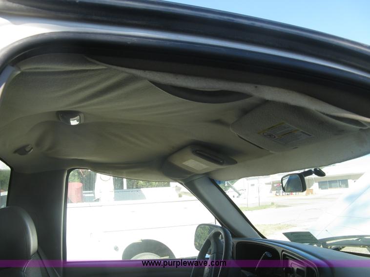 image for item J7879 2004 Chevrolet Silverado 2500HD flatbed pickup truck