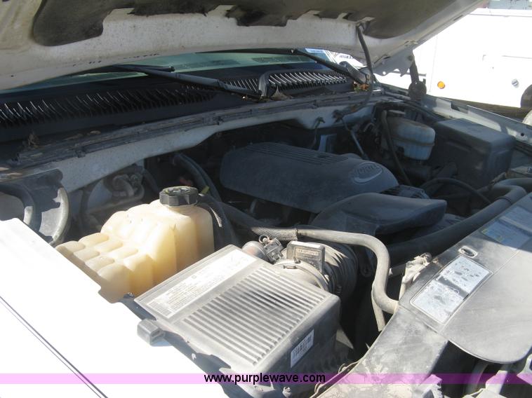 image for item J7879 2004 Chevrolet Silverado 2500HD flatbed pickup truck