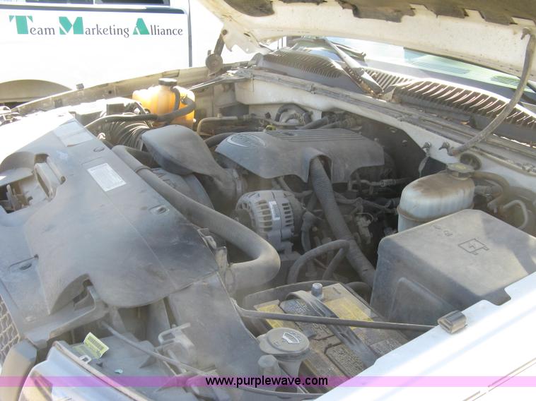 image for item J7879 2004 Chevrolet Silverado 2500HD flatbed pickup truck