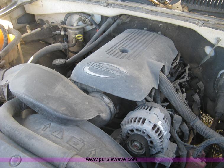 image for item J7879 2004 Chevrolet Silverado 2500HD flatbed pickup truck