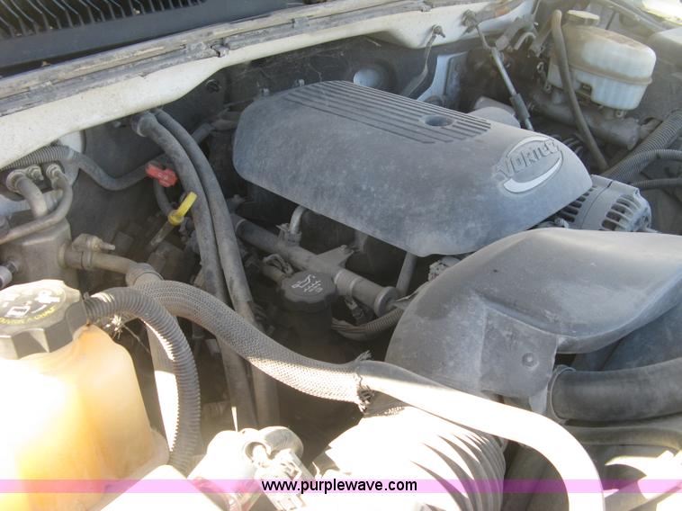 image for item J7879 2004 Chevrolet Silverado 2500HD flatbed pickup truck