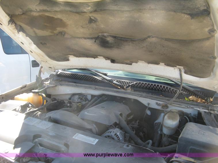 image for item J7879 2004 Chevrolet Silverado 2500HD flatbed pickup truck