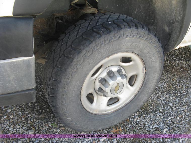 image for item J7879 2004 Chevrolet Silverado 2500HD flatbed pickup truck