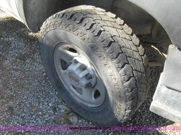 image for item J7879 2004 Chevrolet Silverado 2500HD flatbed pickup truck