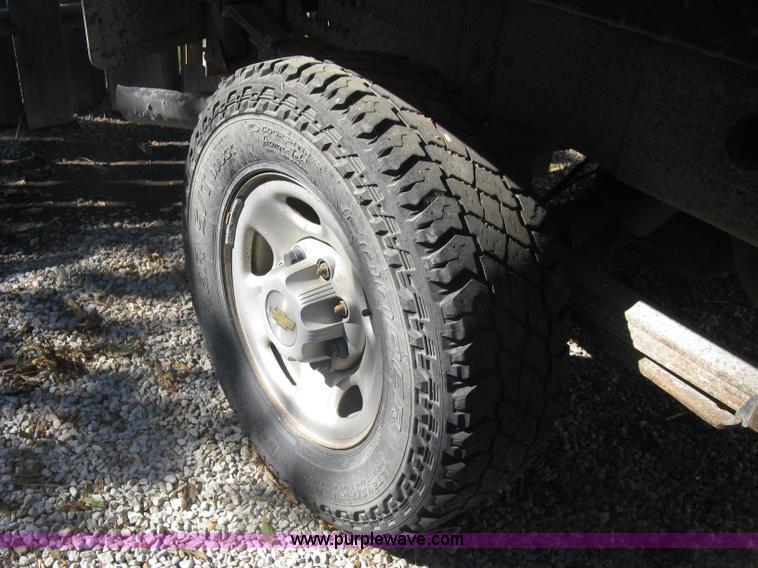 image for item J7879 2004 Chevrolet Silverado 2500HD flatbed pickup truck