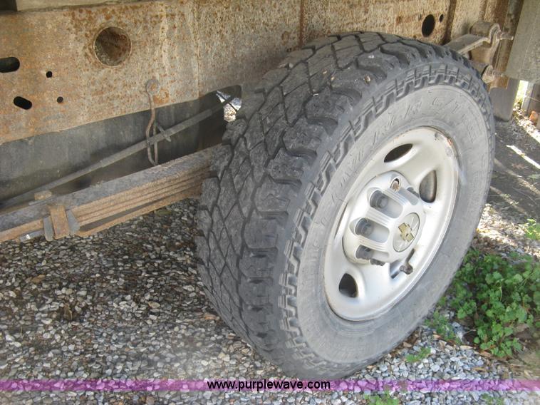 image for item J7879 2004 Chevrolet Silverado 2500HD flatbed pickup truck