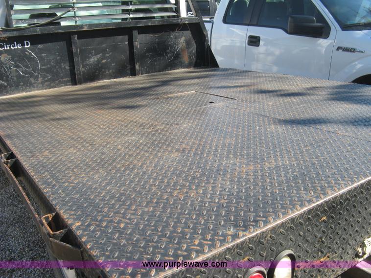 image for item J7879 2004 Chevrolet Silverado 2500HD flatbed pickup truck