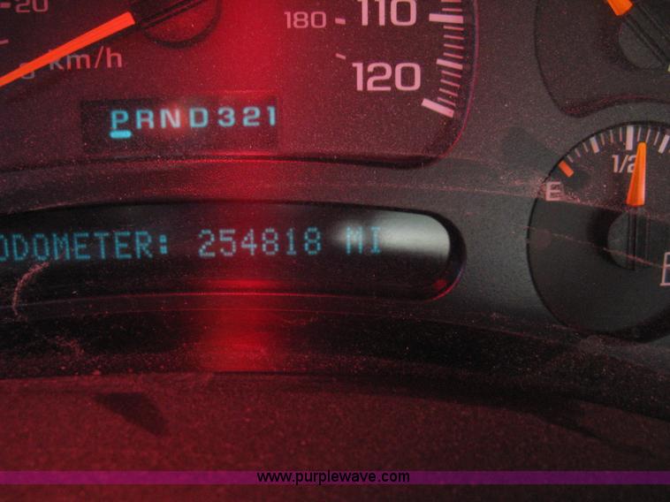 image for item J7879 2004 Chevrolet Silverado 2500HD flatbed pickup truck