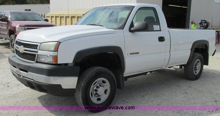 image for item J8719 2006 Chevrolet Silverado 2500HD pickup truck