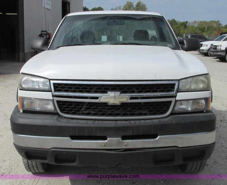 image for item J8719 2006 Chevrolet Silverado 2500HD pickup truck