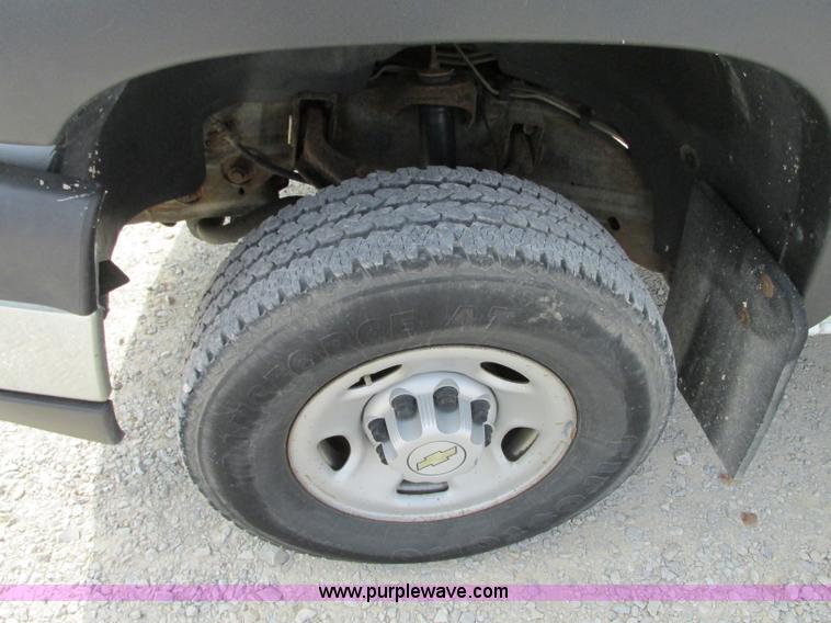 image for item J8719 2006 Chevrolet Silverado 2500HD pickup truck