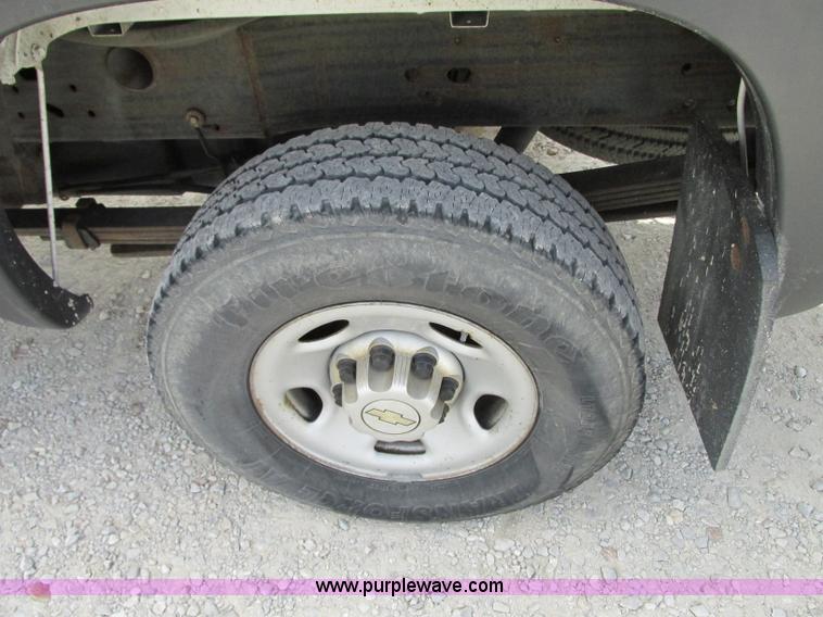 image for item J8719 2006 Chevrolet Silverado 2500HD pickup truck