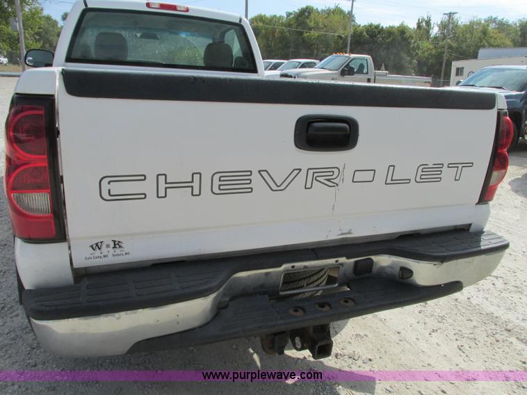 image for item J8719 2006 Chevrolet Silverado 2500HD pickup truck