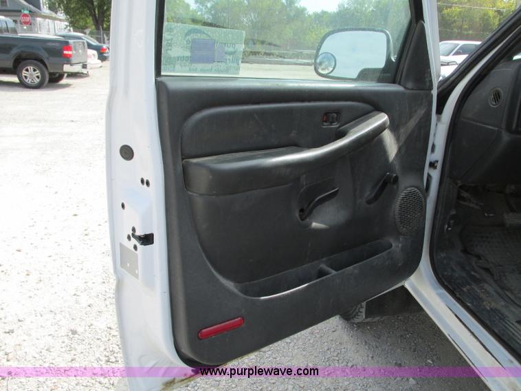 image for item J8719 2006 Chevrolet Silverado 2500HD pickup truck