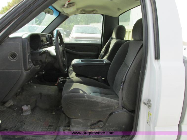 image for item J8719 2006 Chevrolet Silverado 2500HD pickup truck