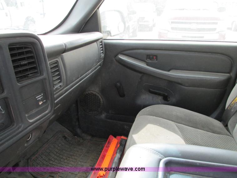 image for item J8719 2006 Chevrolet Silverado 2500HD pickup truck