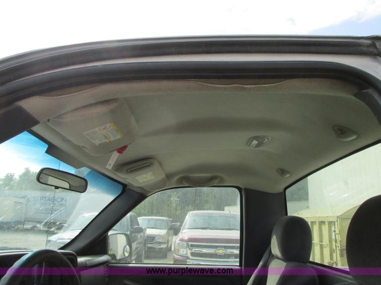 image for item J8719 2006 Chevrolet Silverado 2500HD pickup truck