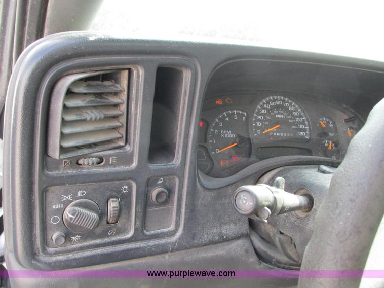 image for item J8719 2006 Chevrolet Silverado 2500HD pickup truck