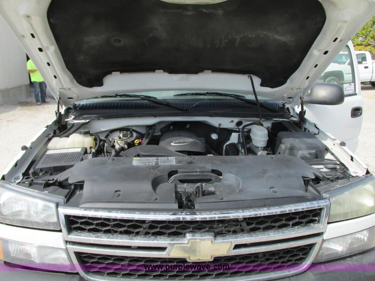 image for item J8719 2006 Chevrolet Silverado 2500HD pickup truck