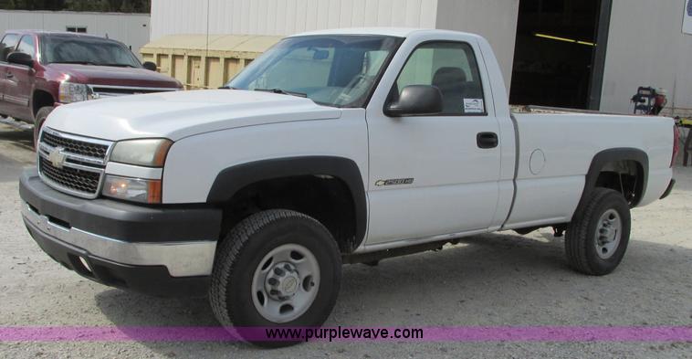 image for item J8720 2006 Chevrolet Silverado 2500HD pickup truck
