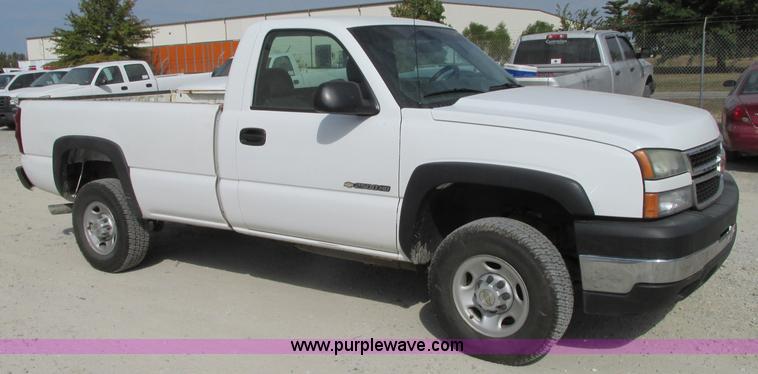 image for item J8720 2006 Chevrolet Silverado 2500HD pickup truck