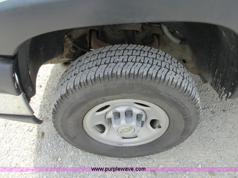 image for item J8720 2006 Chevrolet Silverado 2500HD pickup truck