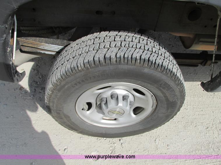 image for item J8720 2006 Chevrolet Silverado 2500HD pickup truck